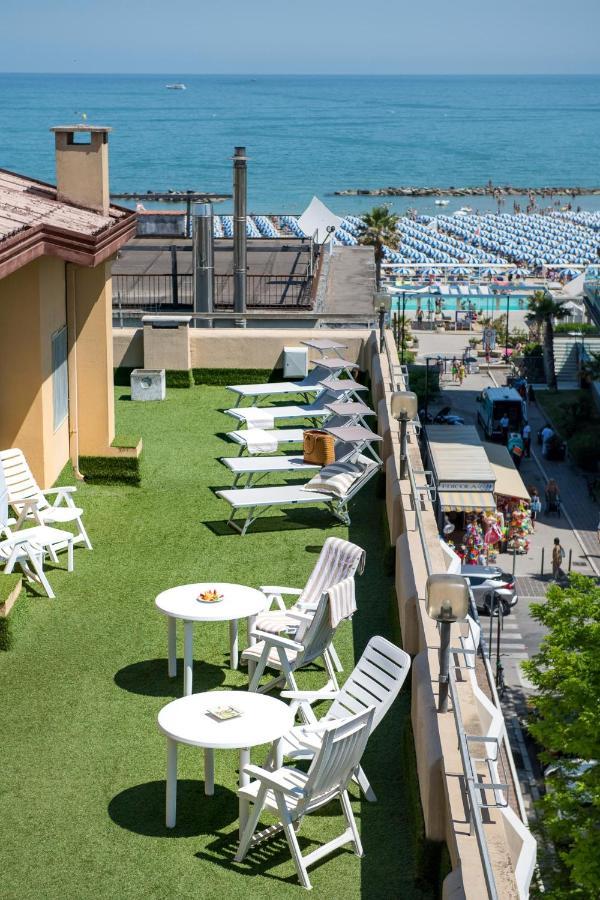 Hotel Cristina Corona Cattolica Esterno foto