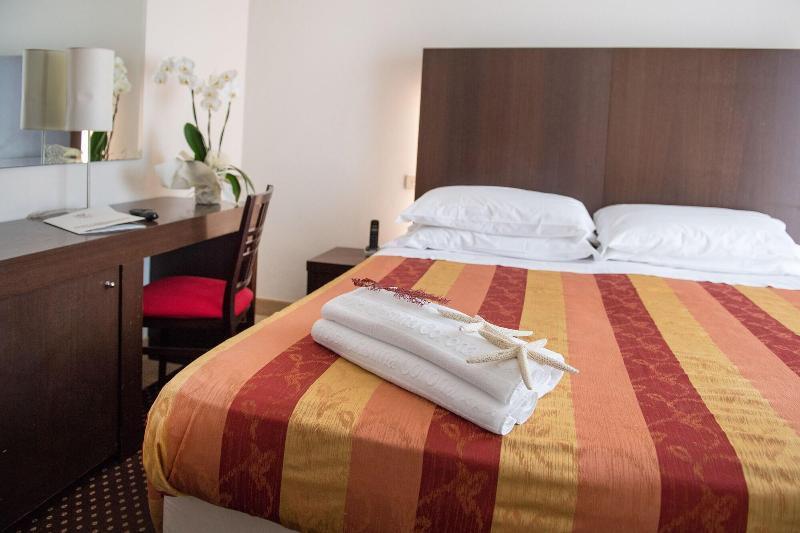 Hotel Cristina Corona Cattolica Esterno foto
